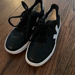 Black Veja size 5